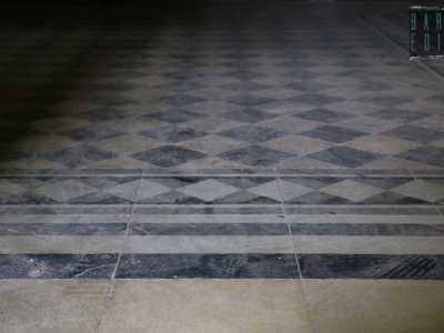 ...dal pavimento composto da piastrelle policrome, tipiche del primo Novecento, con differenti disegni floreali e geometrici dai toni bianchi e neri